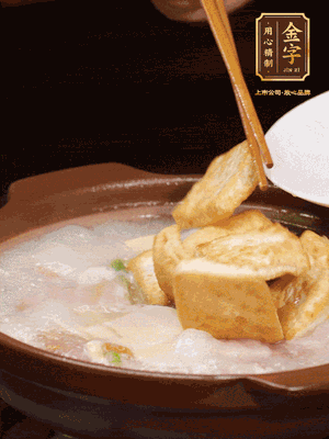 倒入開水大火煮開，轉(zhuǎn)中小火放咸肉，放一點(diǎn)點(diǎn)糖、味精慢燉10分鐘
