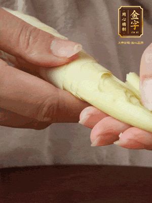 春筍沿著外皮豎著淺劃一刀，剝下外殼，切掉尾部的老根，切滾刀塊。（這個時候的春筍最為鮮嫩脆爽，不需要焯水去除澀味）
