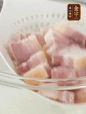 金字淡咸肉、排骨分別加料酒、蔥、姜冷水下鍋焯水，水開撇去浮沫撈出。
