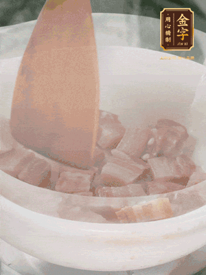 砂鍋內咸肉微微煸出香味，再倒入開水。放排骨滾開后轉中小火篤30分鐘。（水盡量一次加足，以免中途加水沖淡鮮味。這一步是湯底濃白的關鍵）