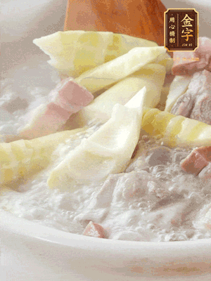 開蓋后放春筍，小火慢篤20分鐘左右，出鍋后盛出。