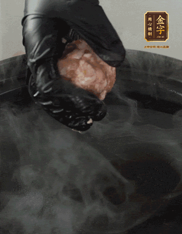 獅子頭摔打至圓潤(rùn)牢固，等水煮開(kāi)后，放獅子頭