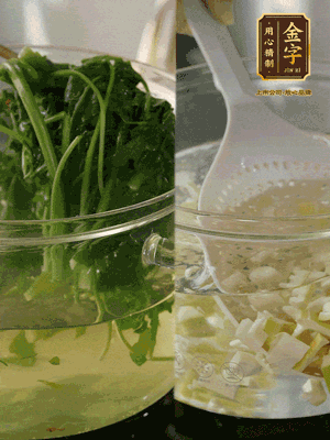 春筍切丁焯水；薺菜加鹽焯水，過涼水后切成細(xì)末