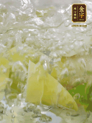 春筍沿著外皮豎著淺劃一刀，剝下外殼，切掉尾部的老根，切滾刀塊。簡單焯水去澀味。