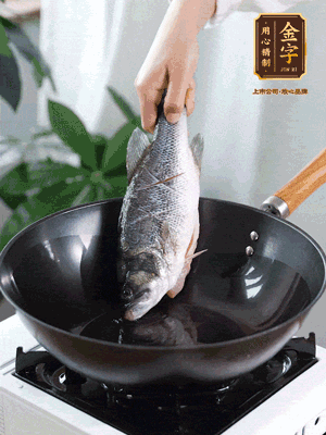 熱油，加1大勺豬油、姜片，再下鱸魚，煎至定型后翻面。（加點(diǎn)豬油，燉出的魚湯更容易變?yōu)榍逅哪贪咨＃?>
					</div>
					<span>步驟 3/6</span>
					<p>熱油，加1大勺豬油、姜片，再下鱸魚，煎至定型后翻面。（加點(diǎn)豬油，燉出的魚湯更容易變?yōu)榍逅哪贪咨?。?/p>
				</li><li>
					<div   id=