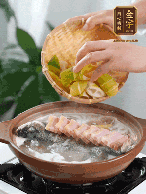 倒開水燉煮后轉(zhuǎn)移入砂鍋，淋料酒去腥、加少許鹽調(diào)味，再依次加咸肉、春筍燉煮15分鐘。