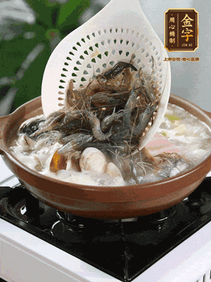 最后加一把蛤蜊、一把河蝦燜2分鐘，放一點(diǎn)白胡椒粉調(diào)味，撒上蔥花點(diǎn)綴！