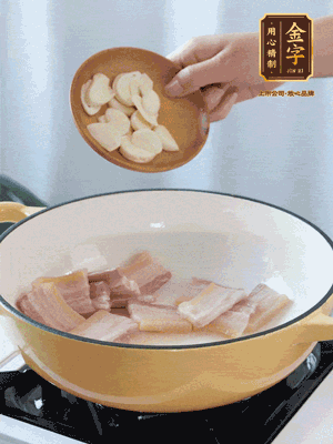 熱油下咸肉煸出香味，加蒜片、毛豆翻炒均勻