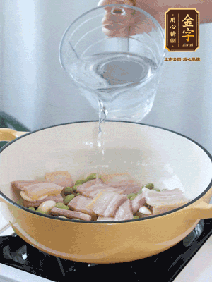 倒入熱水，加絲瓜、腐竹