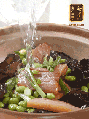 轉(zhuǎn)入砂鍋，加入開水、百葉結(jié)燉煮10分鐘