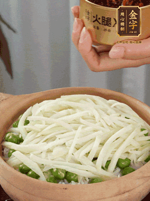 到水微干，放上豌豆、茭白絲。
