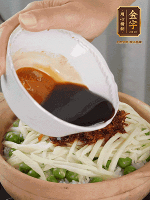 繼續(xù)小火燜3分鐘，淋上XO醬攪拌均勻。
