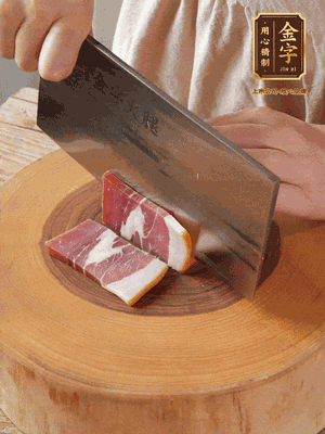 金字火腿切片，溫水浸泡5分鐘。