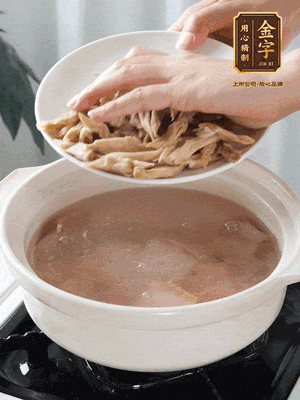 再下筍干段，加水、少許黃酒中火燉煮15分鐘。