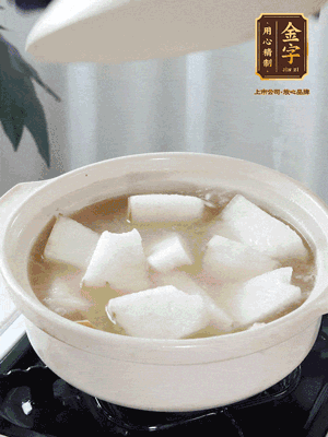 最后下冬瓜繼續(xù)燉煮10分鐘，撒上蔥花點綴。