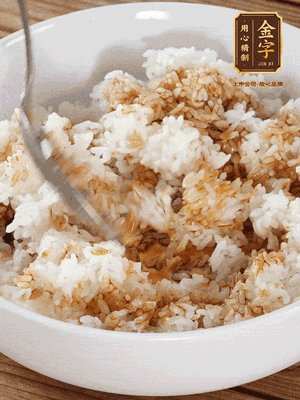 隔夜米飯加入生抽、芝麻油攪拌均勻