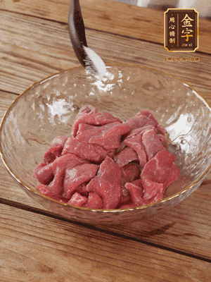 牛肉切丁，加黑胡椒海鹽、橄欖油腌10分鐘