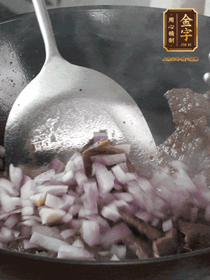 橄欖油熱鍋，牛肉丁炒至焦香狀態(tài)，下洋蔥丁翻炒出香味