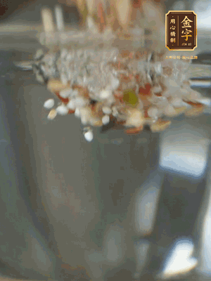 雜糧提前浸泡6小時(shí)，洗凈后下砂鍋