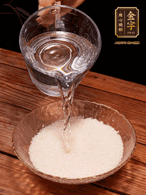 大米提前浸泡30分鐘。干香菇泡發(fā)切成條；蝦米提前浸泡2小時(shí)