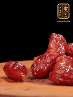 金字粒腸，一半切成片，一半保留整顆