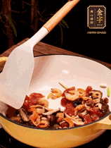 蔥白、干香菇、蝦米、香腸片略微翻炒才出香味，然后倒入料汁（生抽3勺、蠔油2勺、胡椒粉少許）、大米拌勻