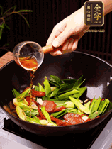 下蒜苗炒軟，沿鍋邊烹入一勺料酒，加醬油、蠔油、白糖調(diào)味炒勻