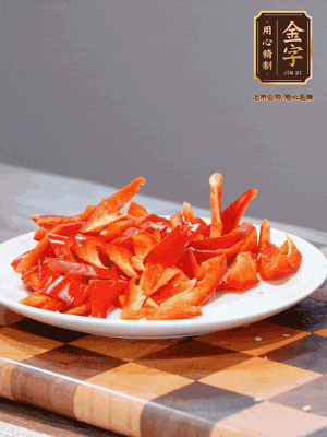 藕帶洗凈，斜切成小段備用、姜切絲、蒜切片、辣椒斜切，再切少許蒜