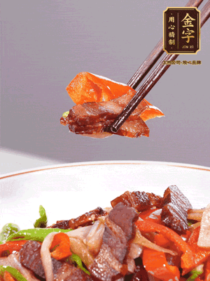 下藕帶、青紅辣椒翻炒均勻