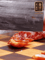 處理食材：香腸切片，土豆切塊、胡蘿卜切丁、豆角切段