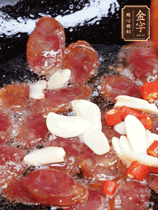 香腸煸香，加大蒜、小米辣增加香味