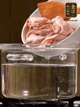 麻鴨切塊，冷水下鍋，加蔥姜、料酒焯水。撈出溫水洗凈