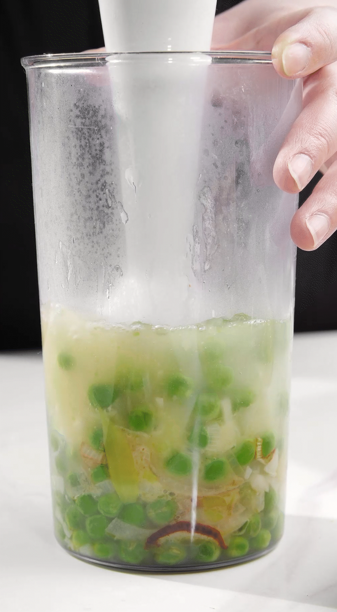 炒好的蔬菜+高湯或熱水，倒入破壁機(jī)攪打細(xì)膩絲滑即可。