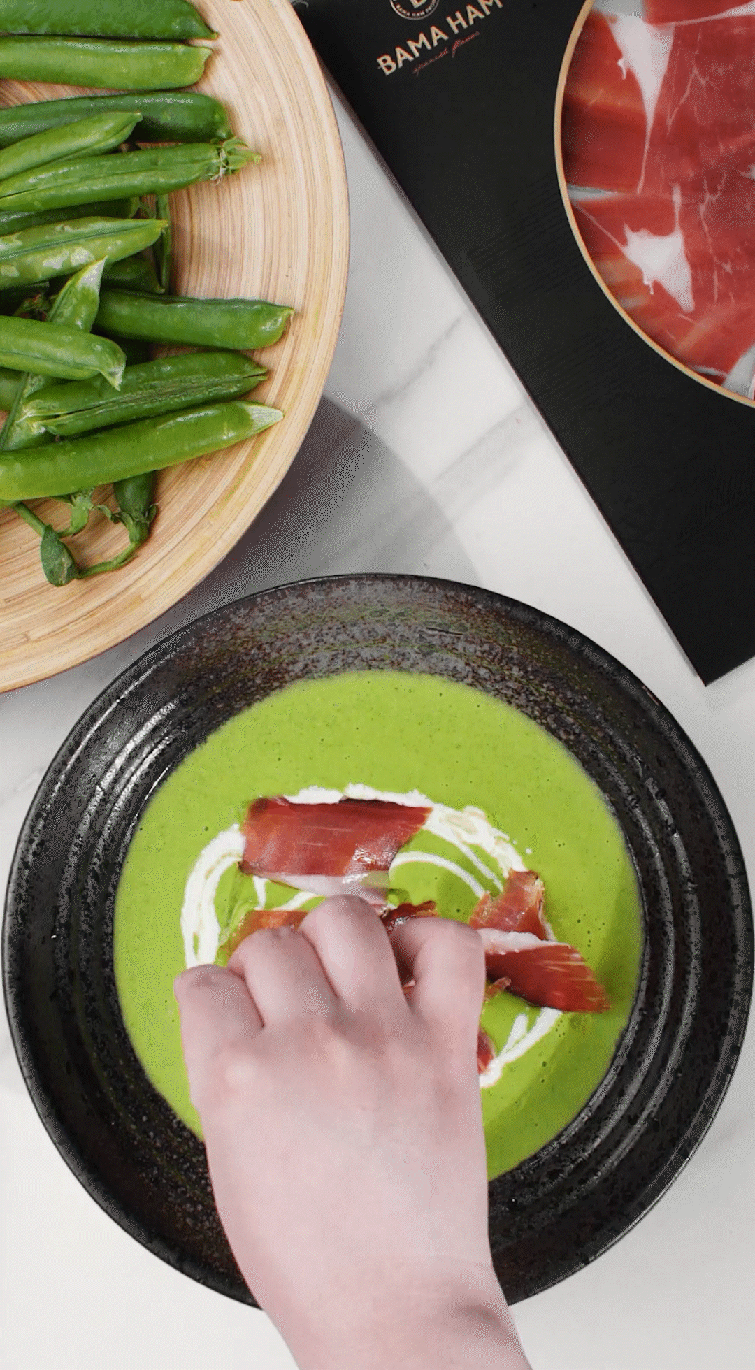 將上述擺盤的食材依個(gè)人喜好適量點(diǎn)綴即可。