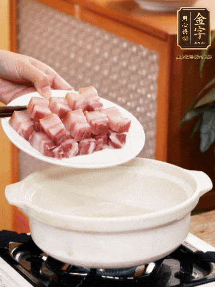 鍋內(nèi)倒油，下咸肉微微煸炒，再放排骨炒一下