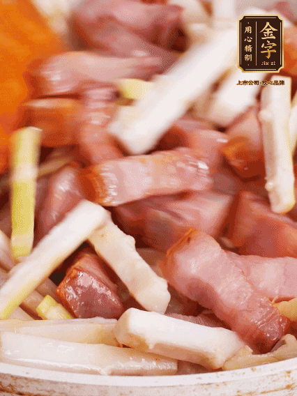 少許油煸香咸肉，下春筍翻炒均勻