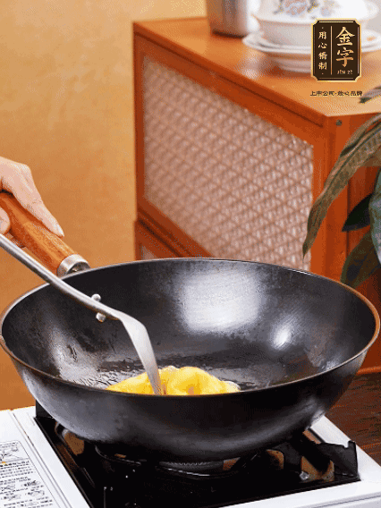 熱油，下雞蛋液煎好，盛出備用