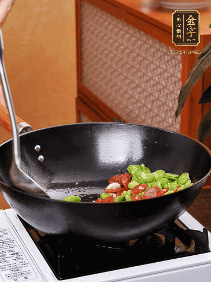 再放入蠶豆翻炒，加一點點醬油調味