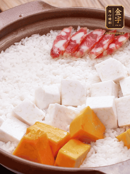 砂鍋涂油，放入泡好的大米。鋪上芋頭、南瓜，倒入開水剛好沒過，中火煮到水收干