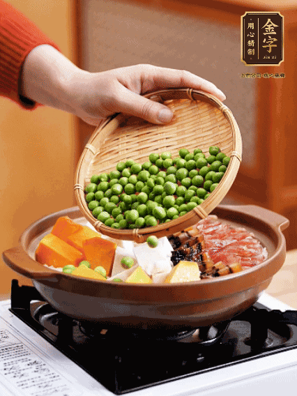 再鋪上臘腸、醬油肉、豌豆，小火煲6分鐘