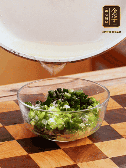 姜末、蔥末加鹽，潑熱油做成蔥姜醬