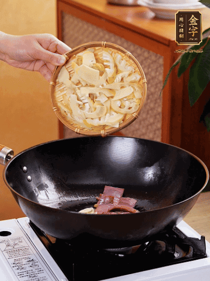 油熱，下蒜末、火腿煸炒出香味，再下筍片微微翻炒