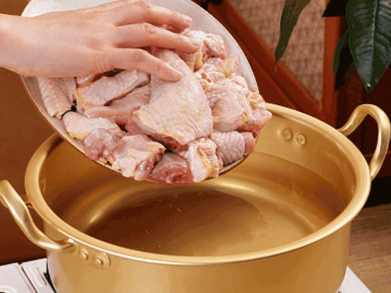 雞肉冷水下鍋，加蔥姜焯水
