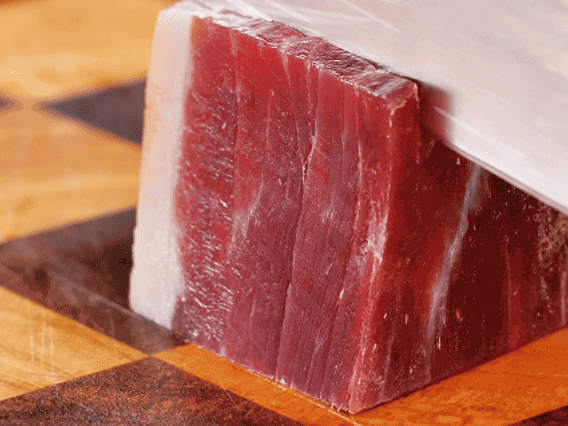 金字火腿去皮切片，溫水浸泡5分鐘