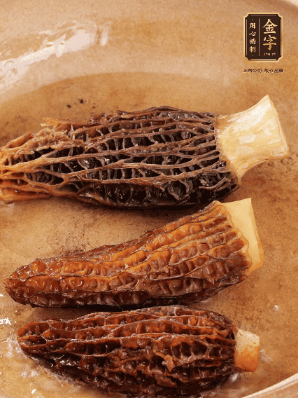 少許油，新鮮羊肚菌煎香