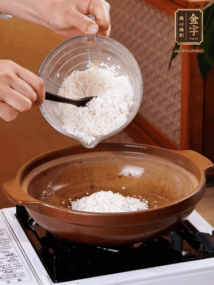 砂鍋中倒入煎羊肚菌的油，涂勻。加入提前浸泡過1小時(shí)的生米，再加入和生米齊平的水,,蓋蓋子，大火煮沸后轉(zhuǎn)小火煮至水分微干