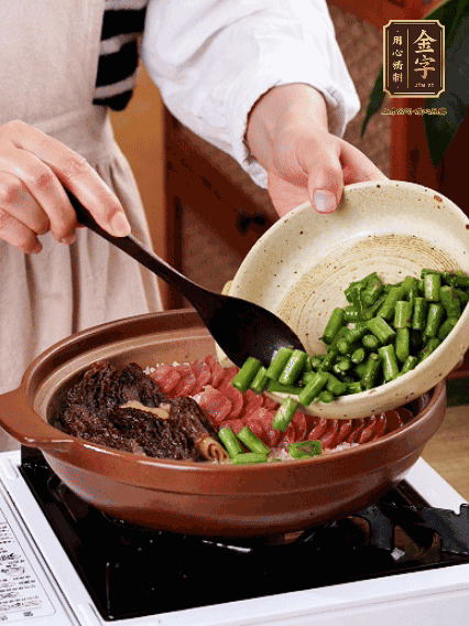 鋪上金字香腸、羊肚菌、蘆筍，蓋蓋子燜7分鐘