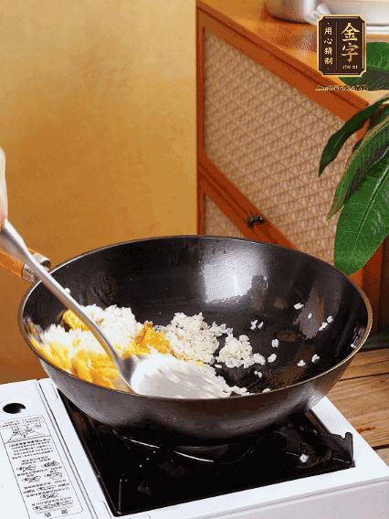 3個(gè)雞蛋攪成蛋液，下鍋煎至5成熟