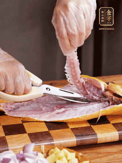 黃魚(yú)處理干凈，對(duì)半片開(kāi)去骨，泡入蔥姜水、料酒、鹽調(diào)成的料汁中浸泡15分鐘，擦干水分