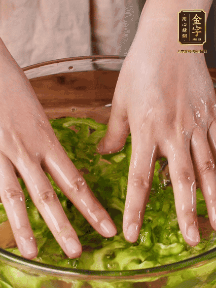 苦瓜去瓤切片，用鹽腌20分鐘，反復(fù)洗凈去苦味